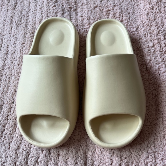 Shoes - RUBBER SLIDES NWOT SIZE 8 WOMENS SIZE 40 BEIGE